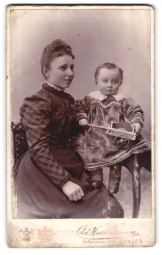 Fotografie Ad. Hartmann, Dessau, Franz-Strasse, Mutter mit Kind und Spielzeug