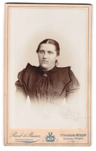 Fotografie Raab & Bunz, Strassburg-Neudorf, Colmarer-Strasse, Porträt einer Frau in dunkler Kleidung