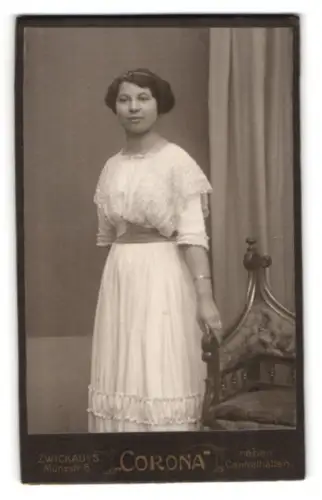Fotografie Photographie Atelier Corona, Zwickau, Münzstrasse 8, Stehende Dame in elegantem Kleid