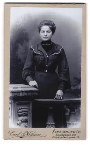 Fotografie Carl Krämer, Strassburg, Spiesgasse 23, Dame in elegantem Kleid