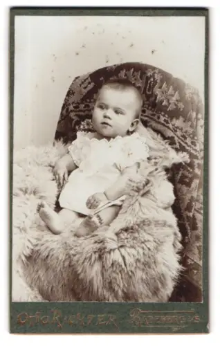 Fotografie Otto Richter, Radeberg, Porträt eines Kleinkinds