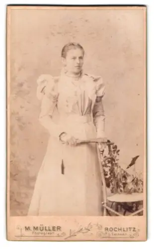 Fotografie M. Müller, Rochlitz /Sachsen, Frau im eleganten Kleid mit Stuhl