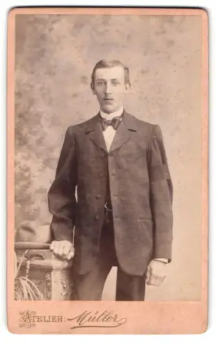 Fotografie Moritz Müller, Rochlitz, Obere Gärtnerstrasse, Eleganter Herr im Anzug