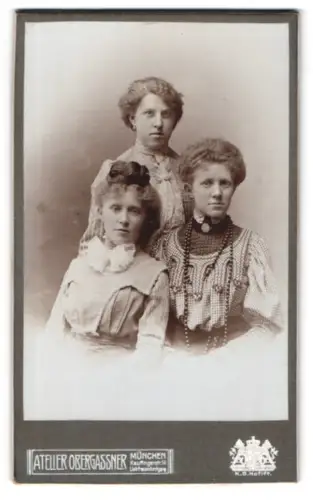 Fotografie M. Obergassner, München, Kaufingerstr. 14, Drei Frauen zusammen im Porträt