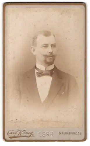 Fotografie Carl König, Naumburg a. S., Poststrasse, Porträt eines eleganten Herrn