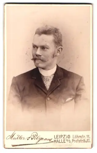 Fotografie Müller & Pilgram, Leipzig, Löhrstrasse 11, Portrait eines eleganten Herrn