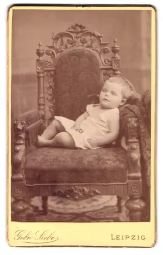 Fotografie Gebr. Siebe, Leipzig, Grimmaischer Steinweg 11, Kind in prächtigem Stuhl