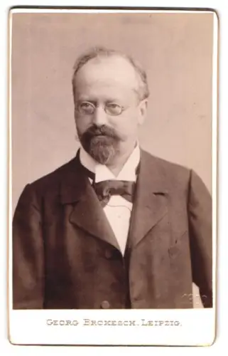 Fotografie Georg Brokesch, Leipzig, Zeiterstrasse 2, Porträt eines Herrn mit Brille 1900