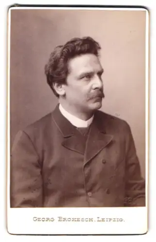 Fotografie Georg Brokesch, Leipzig, Zeiterstrasse 2, Porträt eines Mannes im Anzug 1900
