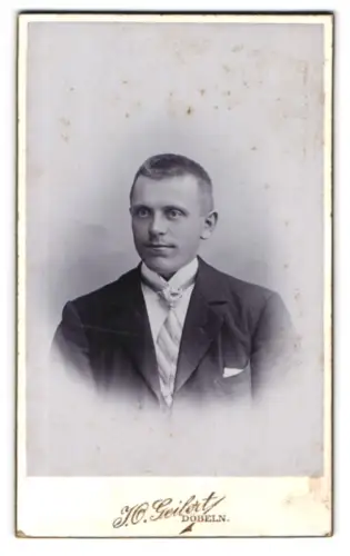 Fotografie J. O. Geilert, Döbeln, Schiesshausstr. 15, Porträt eines jungen Mannes