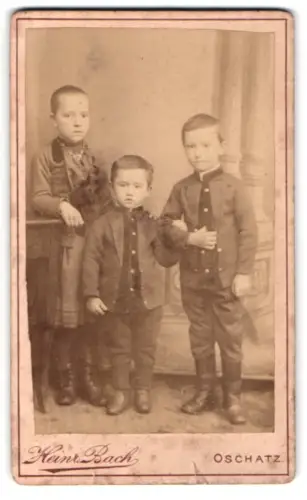 Fotografie Heinr. Bach, Oschatz, Drei Kinder zusammen im Atelier