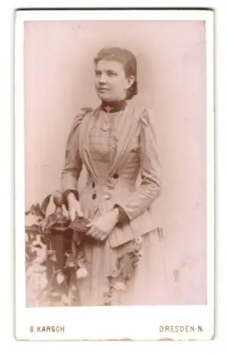Fotografie G. Karsch, Dresden-N., Gr. Meissnerstr. 17, Porträt einer Dame in elegantem Kleid