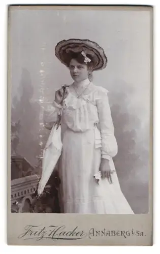 Fotografie Fritz Hacker, Annaberg i. Sa., Karlsplatz, Elegante Dame mit Hut und Schirm