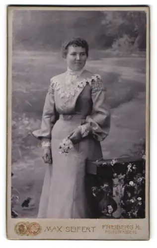 Fotografie Max Seifert, Freiberg i. S., Poststrasse 11, Frau in elegantem Kleid