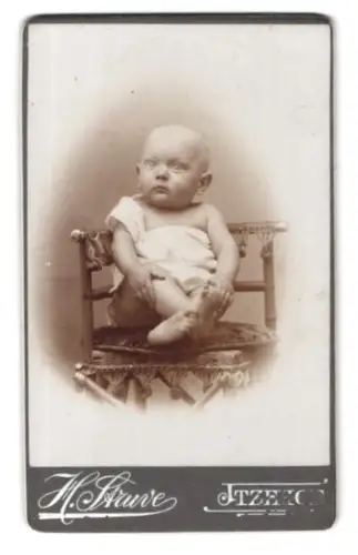 Fotografie H. Struve, Itzehoe, Säugling auf einem Stuhl sitzend