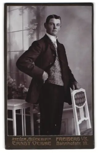 Fotografie Ernst Oehme, Freiberg, Bahnhofstr. 18, Eleganter junger Mann im Anzug