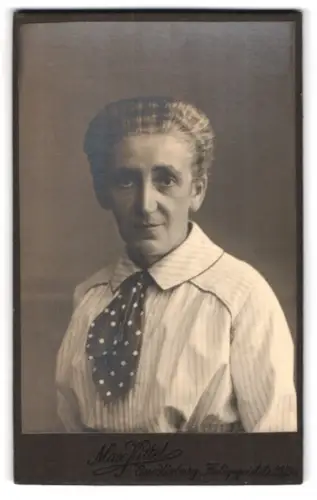 Fotografie Max Kittel, Quedlinburg, Heiligegeiststrasse 24, Porträt einer Frau in gestreifter Bluse