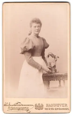 Fotografie Emil Tiedemann, Hannover, vis-à-vis dem Bahnhofe, Dame mit Blumendekoration