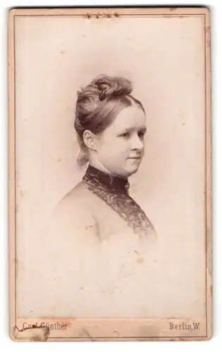 Fotografie Carl Günther, Berlin, Behrenstrasse 24, Porträt einer Dame im Profil