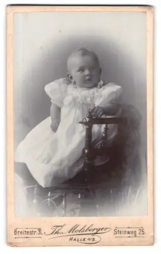 Fotografie Th. Molsberger, Halle a. S., Breitestrasse 31, Kleinkind in weissem Kleid auf Stuhl