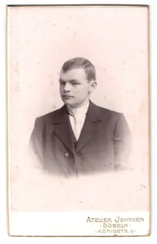 Fotografie Atelier Johnsen, Döbeln, Königstrasse 6, Porträt eines jungen Mannes