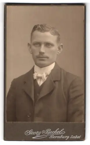 Fotografie Georg Beckel, Bernburg, Karlsplatz 30, Porträt eines Mannes