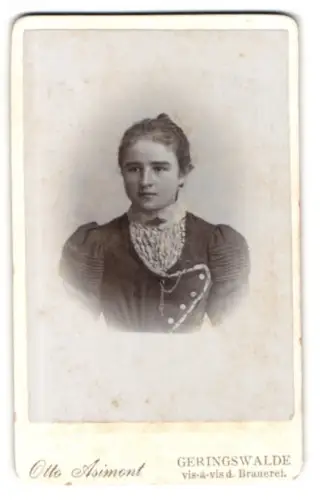 Fotografie Otto Asimont, Geringswalde, vis-à-vis d. Brauerei, Portrait einer jungen Frau