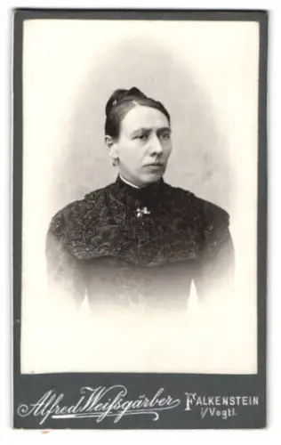 Fotografie Alfred Weissgärber, Falkenstein, Porträt einer Dame in elegantem Kleid