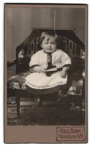 Fotografie Paul Bark, Frankenhausen, sitzendes Kleinkind mit Buch