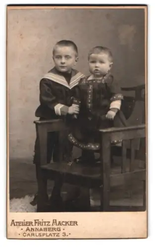 Fotografie Fritz Aacker, Annaberg, Carlsplatz 3, Zwei Kinder in traditioneller Kleidung
