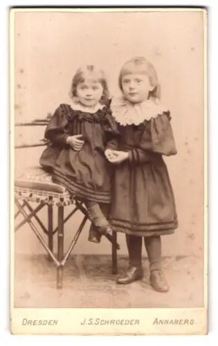 Fotografie J.S. Schroeder, Dresden, Reissigerstr. 46, Zwei Kinder in eleganter Kleidung