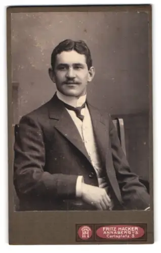 Fotografie Fritz Hacker, Annaberg, Carlsplatz 3, Portrait eines Herren im Anzug