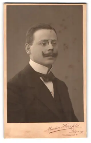 Fotografie Martin Herzfeld, Leipzig, Thomasgasse 4, Porträt eines Herrn mit Schnurrbart