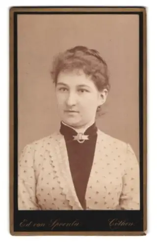 Fotografie Ed. von Spoenla, Cöthen, Leopoldstrasse 9, Portrait einer jungen Frau