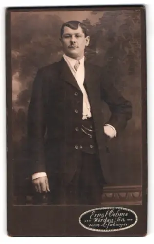 Fotografie Ernst Oehme, Werdau, Stehender Herr im Anzug