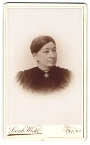 Fotografie Leonh. Wichl, Mainz, Gartenfeldstrasse 7, Porträt einer Dame in traditioneller Kleidung