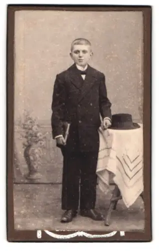 Fotografie Atelier für moderne Photographie, Bischofswerda, Albertstrasse 17, Junge im Anzug mit Buch