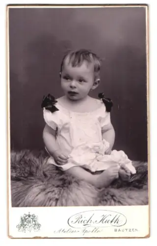 Fotografie Rich. Huth, Bautzen, Gickelsberg & Schulgasse, Kleinkind in weissem Kleid