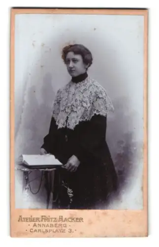 Fotografie Fritz Hacker, Annaberg, Carlsplatz 3, Dame mit Spitzenkragen