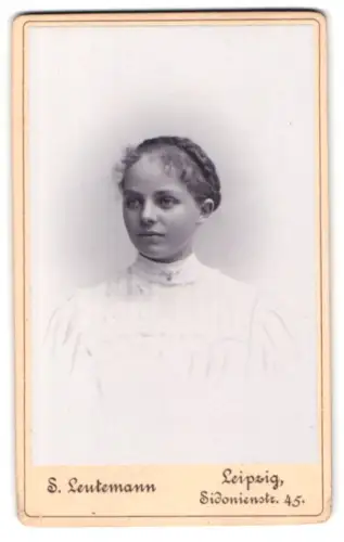 Fotografie S. Leutemann, Leipzig, Sidonienstr. 45, Porträt einer jungen Frau