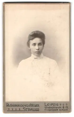 Fotografie Strauss, Leipzig, Windmühlenstr. 8-12, Porträt einer Frau in weissem Kleid