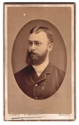 Fotografie Karl Halenza, Mainz, Rheinstrasse 47, Porträt eines eleganten Herren