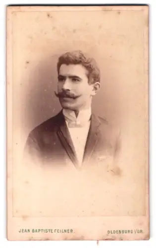 Fotografie Jean Baptiste Feilner, Oldenburg, Rosenstr 29, Porträt eines Herrn mit markantem Schnurrbart