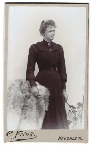 Fotografie C. Frink, Neusalz, Dame mit Pelzaccessoire