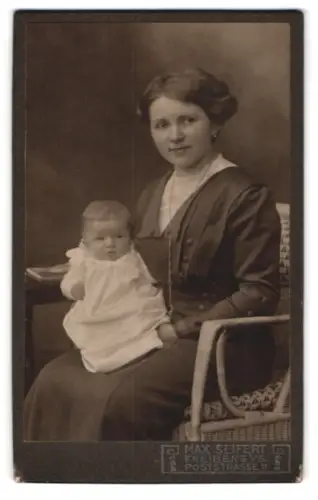 Fotografie Max Seifert, Freiberg i.S., Poststrasse 11, Mutter mit Kind auf Stuhl