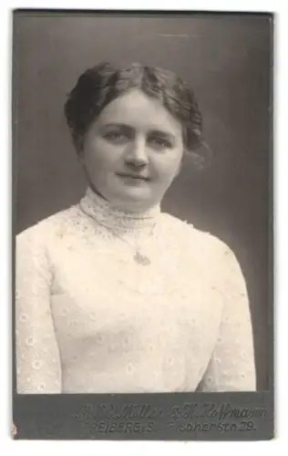 Fotografie M. H. Müller & H. Hoffmann, Freiberg, Fischerstrasse 29, Porträt einer jungen Frau