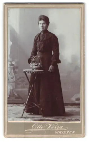 Fotografie Otto Verra, Wriezen, elegante Dame mit Tischdekoration