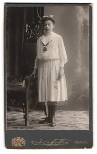 Fotografie J. Fuchs, Berlin, Königstrasse 52, Junge Frau im eleganten Kleid