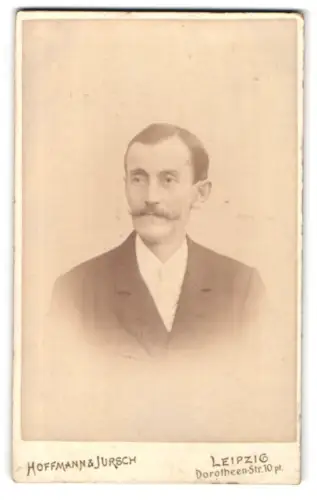 Fotografie Hoffmann & Jursch, Leipzig, Dorotheen-Str. 10, Portrait eines Mannes mit Schnurrbart