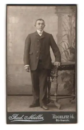 Fotografie Rud. Müller, Rochlitz, Gärtnerstrasse, Eleganter junger Mann im Anzug